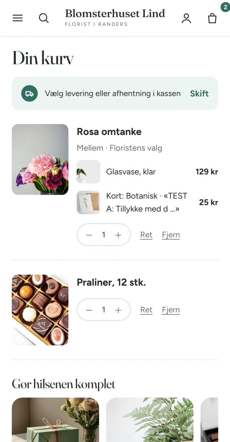 Kurven på en telefon med buketten, glasvasen og kortet samlet på én linje og praliner som en selvstændig linje.