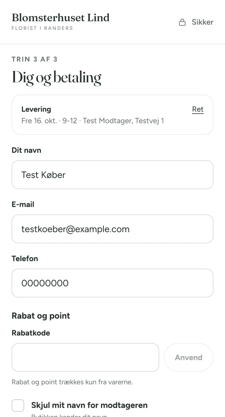 Kassens sidste trin med leveringen opsummeret øverst og felter til køberens navn, e-mail og telefon.