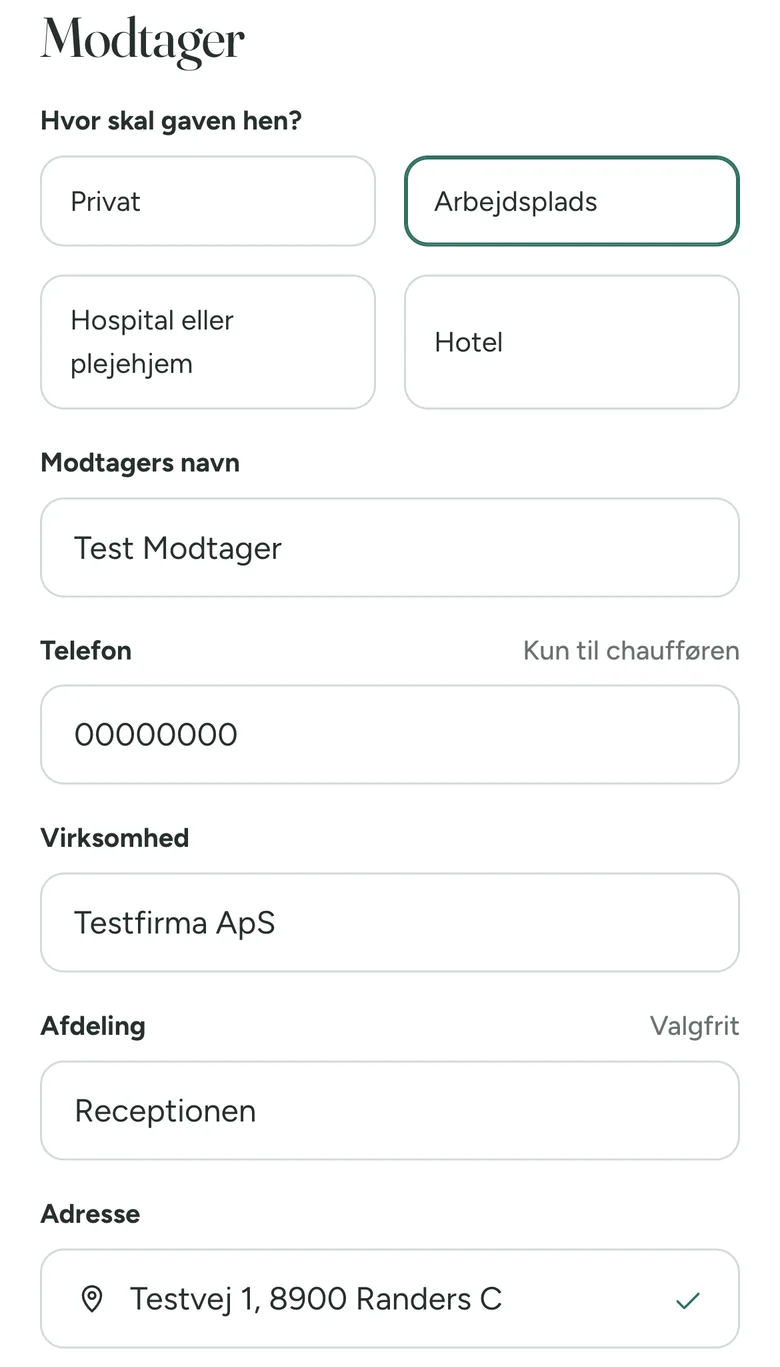 Kassens modtagertrin på en telefon med valget Arbejdsplads og felter til modtagers navn, telefon, virksomhed, afdeling og adresse.